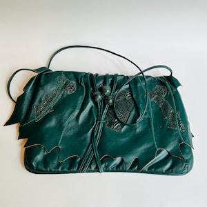 Cartera vintage, color verde bosque, detalles de piel de cocodrilo sintética, correa única