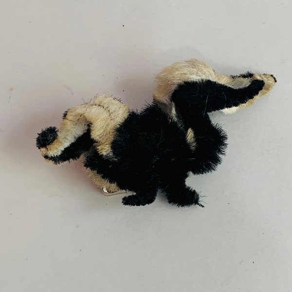 Vintage Skunk Pin, Pipe Cleaner Folk Art