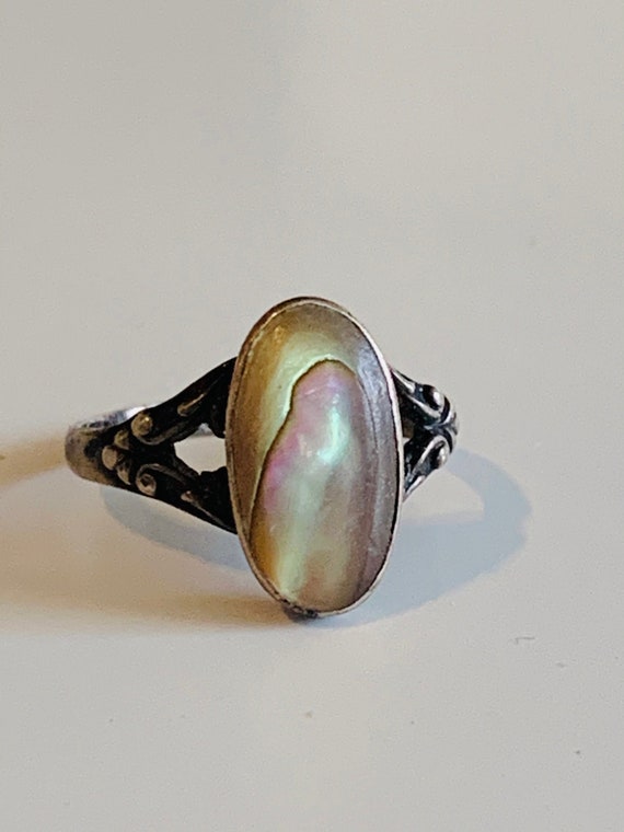 Vintage Delicate Mother of Pearl Fashion Ring