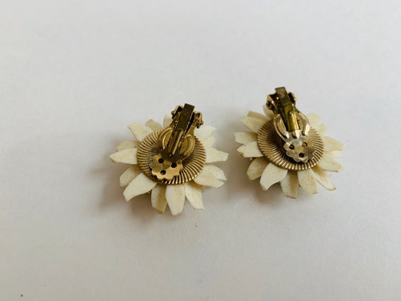 Vintage Pair of Clip on Earrings, Costume Jewelry - image 5