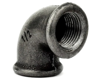 以下が含まれることがあります： 直径3.8cmの黒い金属製のパイプ継手。継手は90度のエルボで、ねじ付きの端があります。