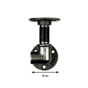 Puede incluir: Accesorio de tuber&iacute;a de metal negro con un &aacute;ngulo de 90 grados y una brida en cada extremo. La brida inferior tiene el texto "D.S." El accesorio tiene 65 mm de ancho.
