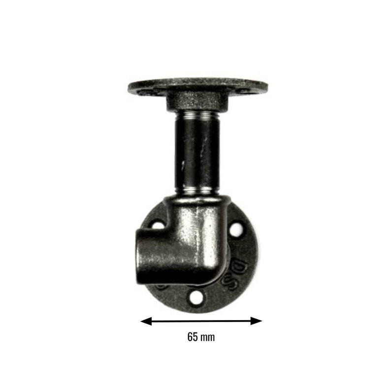 Puede incluir: Accesorio de tuber&iacute;a de metal negro con un &aacute;ngulo de 90 grados y una brida en cada extremo. La brida inferior tiene el texto "D.S." El accesorio tiene 65 mm de ancho.