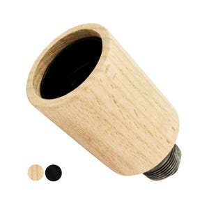 Puede incluir: Un casquillo cilíndrico para lámpara hecho de madera clara con un patrón de veta visible. El interior está forrado con un material negro liso y un conector metálico roscado está unido a la base. Se muestran dos pequeñas muestras de color circulares.