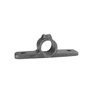 Puede incluir: Un accesorio de tubería de metal gris oscuro con una base plana y alargada que presenta dos orificios de montaje circulares a cada lado. El centro del accesorio incluye una abertura cilíndrica y un pequeño orificio roscado superior.