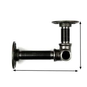 Puede incluir: Soporte de estante de tuber&iacute;a de metal negro con un &aacute;ngulo de 90 grados. El soporte tiene una brida redonda en un extremo y una tuber&iacute;a redonda en el otro extremo.