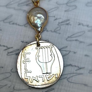 Israel 25 Agorot Coin Necklace Pendant. 3 String Harp. Genuine Freshwater Blue Pearl. Beautiful Coin! Birthday Gift.
