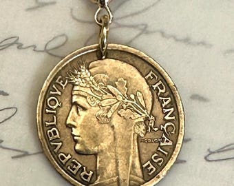 1938年製フランス1フラン硬貨のヴィンテージネックレスペンダント。3 