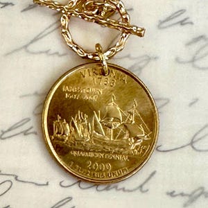 2000 Virginia State Quarter Münze Halsketten-Anhänger. 24K Vergoldete Plättchen Münze.  Wähle zwischen 2 Optionen: