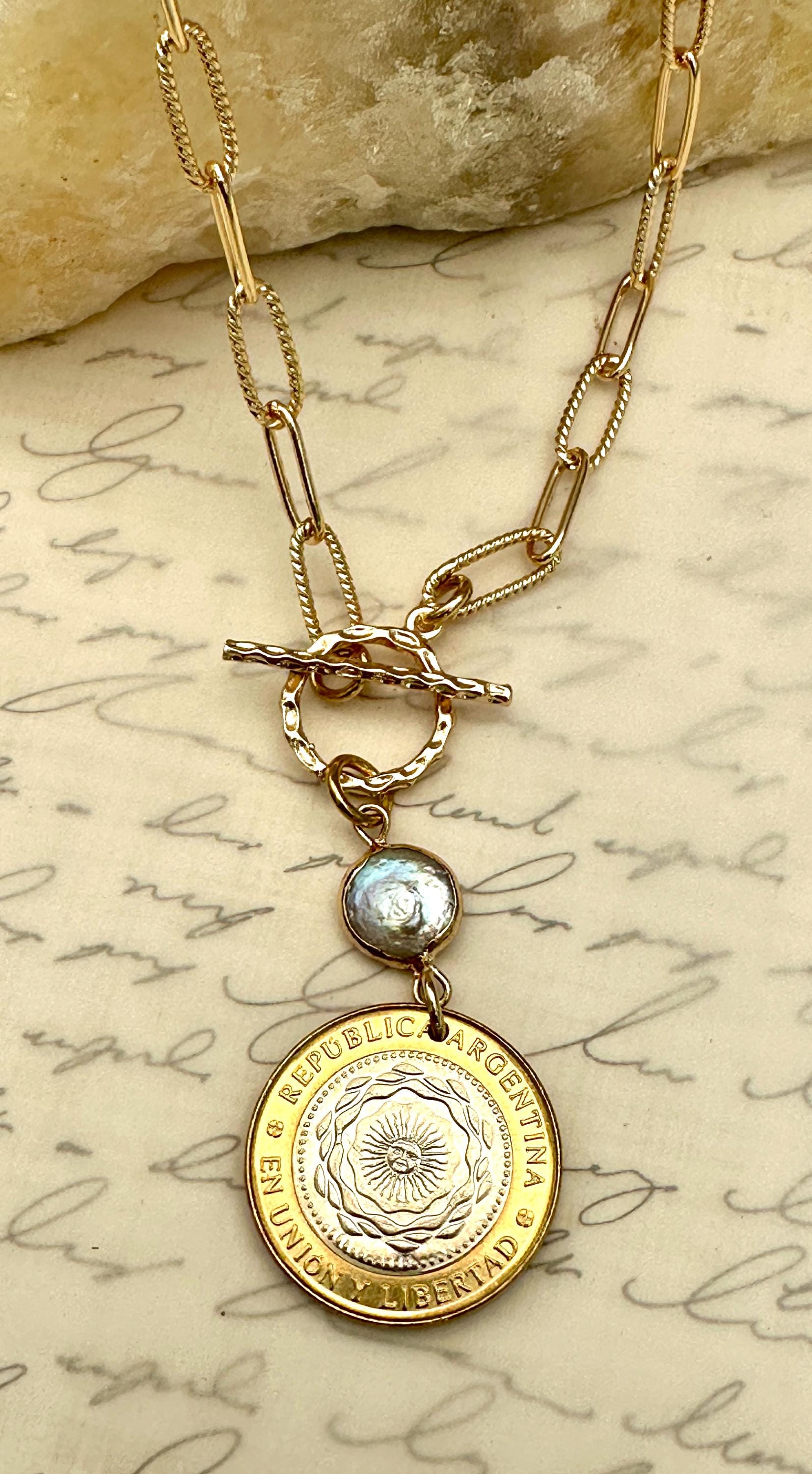 2016年アルゼンチン2ペソ硬貨ネックレスペンダント。サン・オブ・メイ。3種類のセッティングからお選びいただけます。