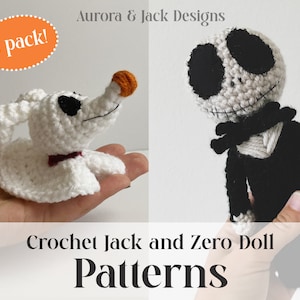 Pode incluir: Padrões de crochê para um boneco Jack Skellington e um boneco Zero. O padrão é para um pacote de 2. Os bonecos são brancos e pretos com olhos pretos. Os bonecos estão sendo segurados em uma mão.