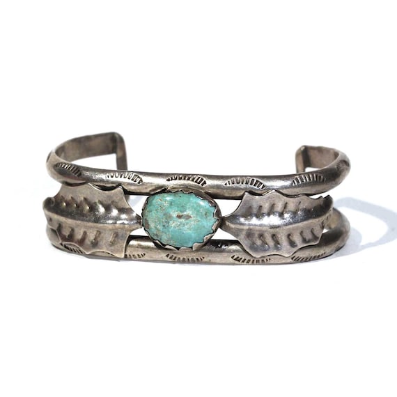 Flower Edge Vintage Native American Navajo Signed Turquoise Heishi Sterling Silver Bracelet Flower Edge Vintage Native American Navajo Signed Turquoise Heishi Sterling Silver Bracelet