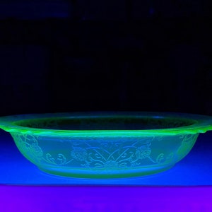 Green Uranium/Vaseline Glass Salad Serving Bowl, Fleur De Lys, Kitchen & Dining Tableware Serveware Bowls