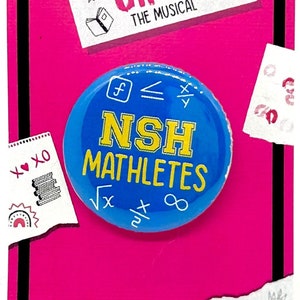 Puede incluir: Una tarjeta rosa y blanca con un botón azul y amarillo. La tarjeta tiene el texto "Mean Girls The Musical" y el botón tiene el texto "NSH Mathletes".