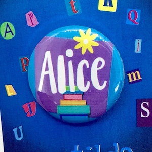 Pin, botón, insignia o imán inspirados en Matilda, el musical Alicia. Teatro musical.