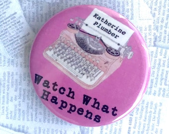 NACHRICHTEN Uhr, was passiert inspiriert Pin, Pinback, Button, Abzeichen, Katherine Plumber, Magnet, Musiktheater