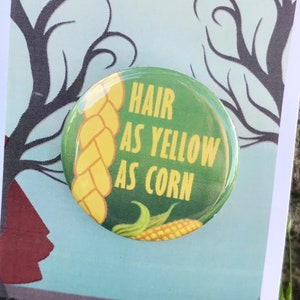 Puede incluir: Un botón verde con el texto "Hair as yellow as corn" y una imagen de maíz en él. El botón está unido a una tarjeta blanca con el texto "Into the Woods The Musical" en ella.