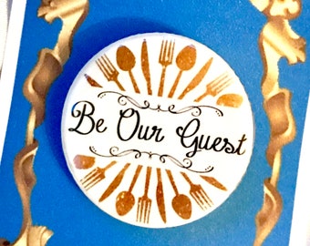 Conjunto "Sé nuestro invitado" inspirado en La Bella y la Bestia, pinback, botón, teatro musical