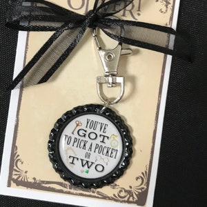 Olivier! De musical, portemonnee met kroonkurk, rugzak, sleutelhangerclip, muziektheatersieraden