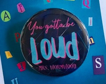 Matilda de musical Mrs. Wormwood LUID geïnspireerde speld, knop, insigne, magneet, muziektheater