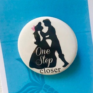 Pin, imán, botón, insignia de La Sirenita, musical inspirado en Un paso más cerca, Ariel, Lrince Eric, teatro musical