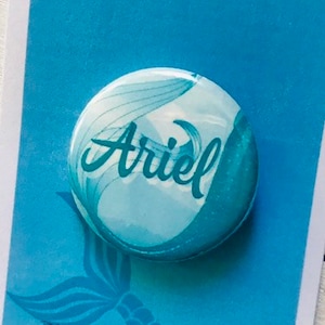 Pin, imán, botón, insignia de Ariel inspirado en el musical La Sirenita, teatro musical