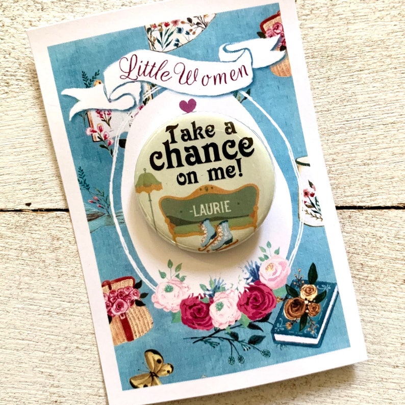 Puede incluir: Una tarjeta azul claro con un borde blanco y un dise&ntilde;o floral. La tarjeta presenta un bot&oacute;n con el texto "Take a chance on me! -Laurie" y una ilustraci&oacute;n floral. El texto "Little Women" est&aacute; escrito en una pancarta en la parte superior de la tarjeta.