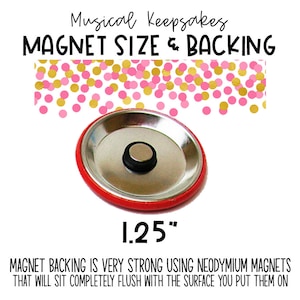 Puede incluir: Un im&aacute;n redondo de 1,25 pulgadas de di&aacute;metro con una parte posterior de metal plateado y un anillo exterior rojo. El im&aacute;n es muy fuerte y utiliza imanes de neodimio.  "Musical Keepsakes MAGNET SIZE & BACKING" est&aacute; escrito en negro en la parte superior de la imagen.