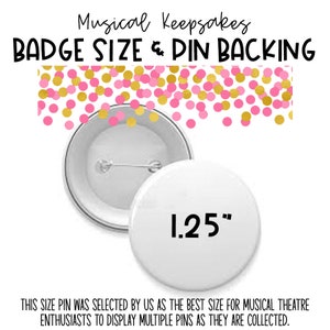 K&ouml;nnte beinhalten: Zwei wei&szlig;e 1,25 Zoll gro&szlig;e Anstecknadeln mit Nadelr&uuml;cken. Die Nadel rechts hat den Text "1,25" darauf gedruckt. Der Text "Musical Keepsakes BADGE SIZE & PIN BACKING" ist oben im Bild gedruckt. Ein rosa und goldenes Konfetti-Muster befindet sich hinter den Nadeln.