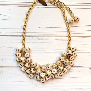 Collar con dije del alfabeto icónico de Lenora Dame