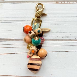 NUEVO Charm para bolso con cuentas de madera Lenora Dame