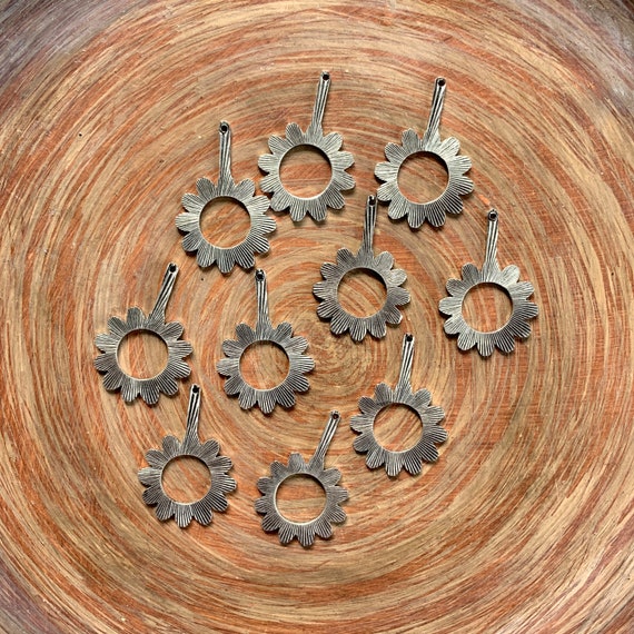 Lot De 10 Pendentifs Breloques Fleurs - Métal Argenté Vieilli - Diamètre 9.5 Mm - Neuf