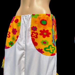 RĘCZNIE WYKONANE Spodnie w stylu cargo w stylu spadochronowym, kontrastowe, modne, z nadrukiem kwiatowym, z polaru, z wycięciami, z białej bawełny, z elastycznymi nogawkami