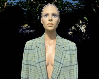 Puede incluir: Una chaqueta de cuadros verde y blanca con cuello de muesca y mangas largas.