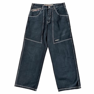 Può includere: Jeans in denim blu scuro con cuciture bianche a contrasto e un piccolo logo sulla tasca posteriore.