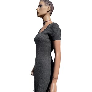 2000’s Grey Cable Knit Bodycon SMARTSET Sweater Dress Women’s Small Officesiren Ruffle Formal Business Casual Above-The-Knee Ribbed Winter