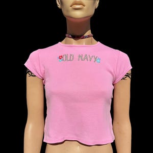 Y2K Pink Surfer Girl Cropped Ribbed Baby Tee Old Navy SpellOut Women’s Kidcore Surf Crop Top Girls Large Hibiscus Hawaiian Graphic T-Shirt