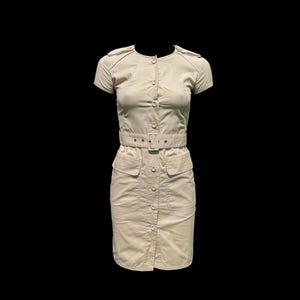 Vestido utilitario beige Y2k color caqui con cinturón y botones para mujer, talla 4, falda tubo Stefanel neutra por encima de la rodilla, manga corta y cuello redondo.