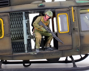 Painted Figures US Soldier UH-1 Huey Gunner (Set 1) in Vietnam war 1:35 scale (Built and painted by Professional skills)
