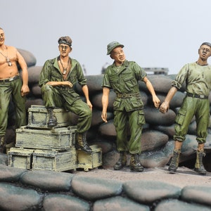 Painted Figures US Soldiers (04 figures, base not included) in Vietnam war  1:35 scale (Built and painted by Professional skills)