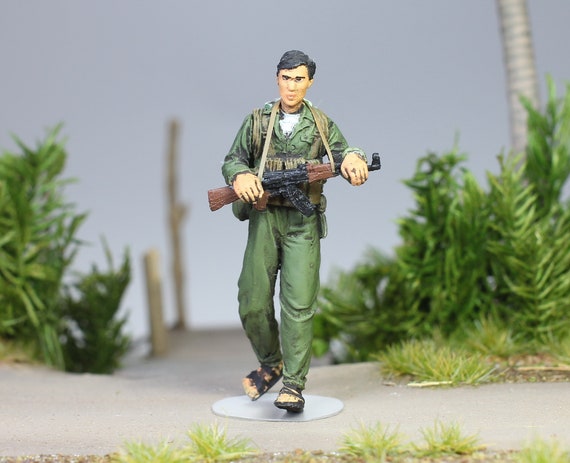 塗装済みフィギュア NVA 兵士 移動中、ベトナム戦争 1:35 スケール
