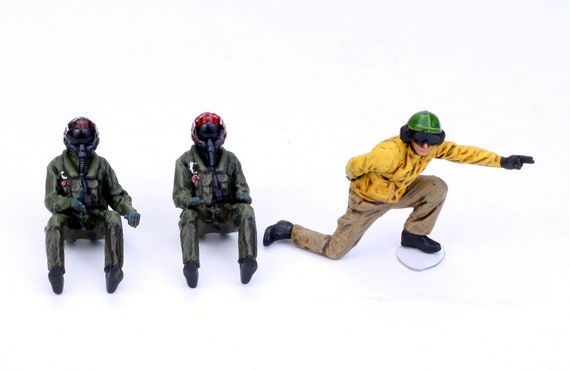 US Navy Seated Pilots /w Crew (3 Painted Figures) 1:48 (built and