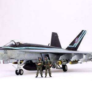 US Navy F/A-18E Super Hornet (/w 02 Pilots) 1:48 (Built and painted by Professional skills)