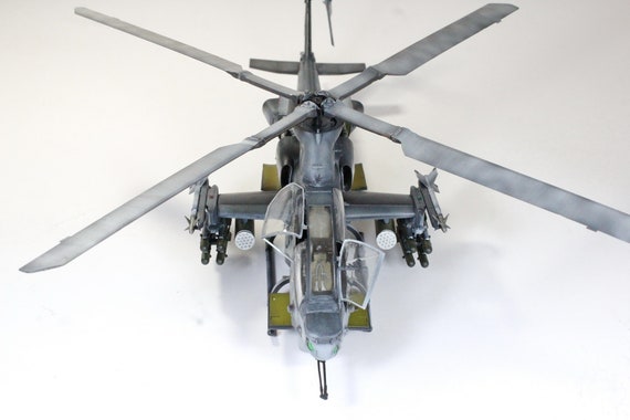 プロが製作した米海兵隊AH-1Zバイパーモデル：1/48スケール