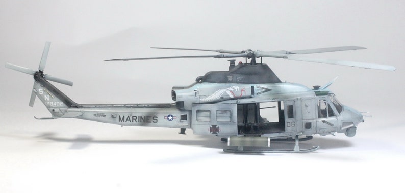 Pré-commande Pro Built Model USMC UH-1Y Venom 1:48 Construit et peint par des compétences professionnelles image 4