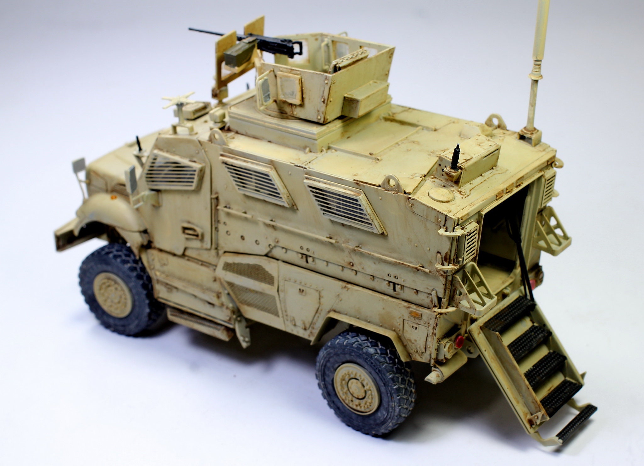 □1/35アメリカ軍 クーガー装甲車COUGAR 4×4 MRAP 完成品｜完成品