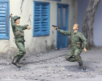 Painted Figures US Soldier Close Fighting with NVA Soldier (02 figures) Vietnam war 1:35 scale (Built and painted by Professional skills)