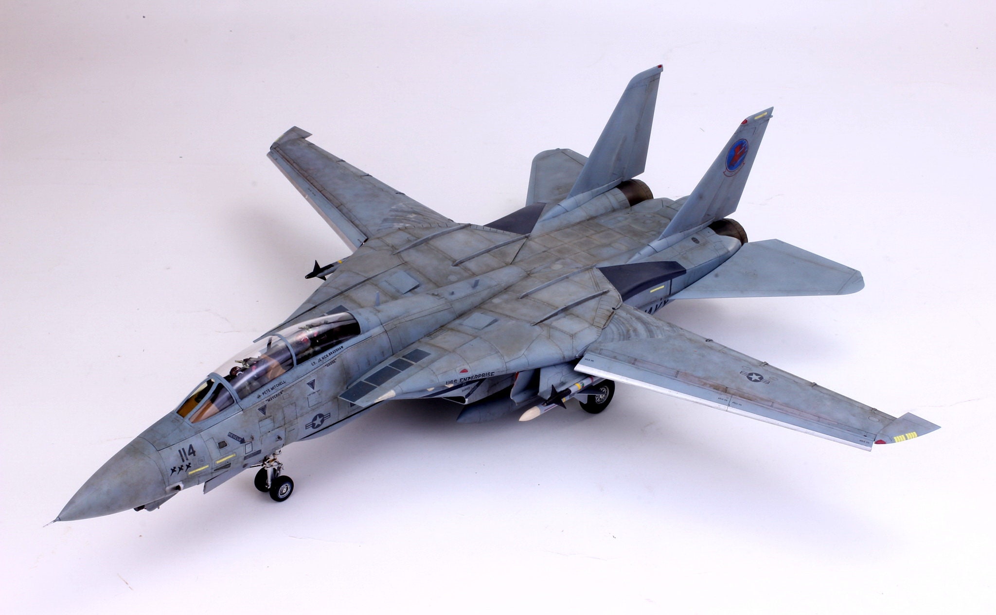 アメリカ海軍 F-14A トムキャット（パイロット2名付き）1:48