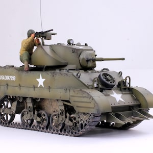 US M5A1 Light Tank /w gunner crew WWII 1:35 (Built and painted by Professional skills)