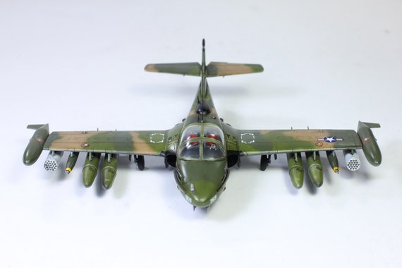 USAF A-37B ドラゴンフライ ベトナム戦争 1:72 プロビルドモデル（プロ